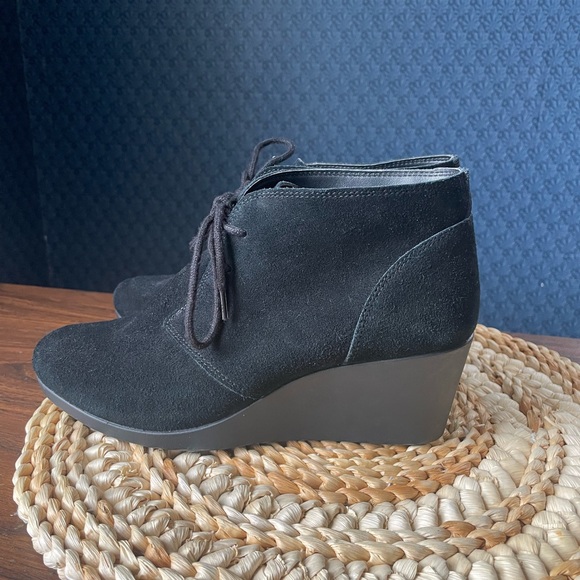 Crocs dual comfort wedge heel bootie ladies size 8.5 black suede - Picture 2 of 6